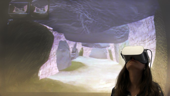 Eine Mitarbeiterin beim Ausprobieren der Virtual-Reality-Brille (Foto: Altertumskommission).