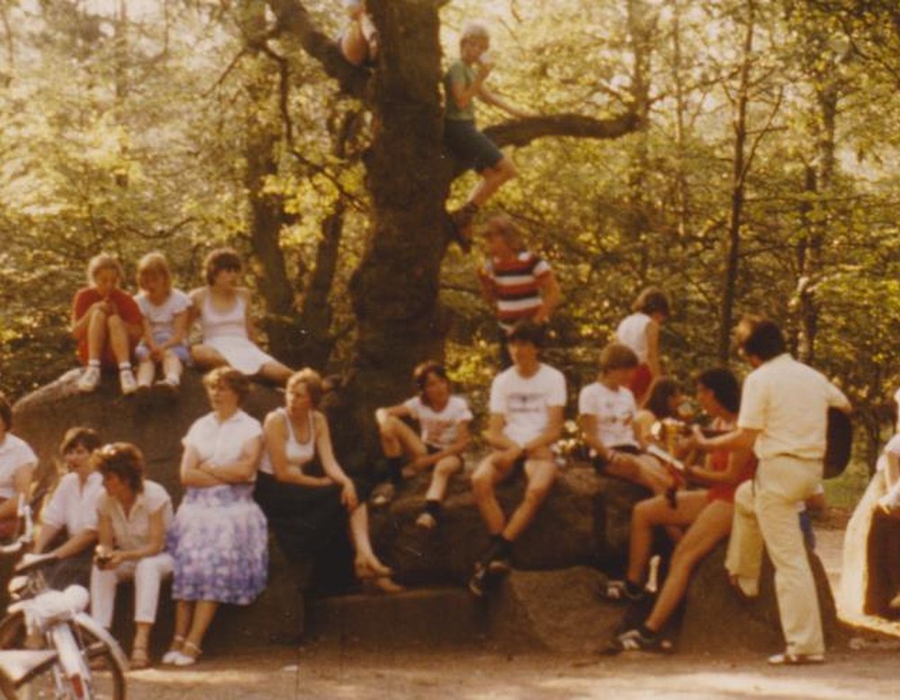 Ausflugsgruppe an den Düwelsteenen, 1975 (Hedwig Mast).