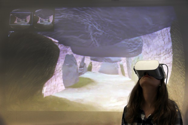 Die Mitarbeiterin beim Ausprobieren der VR App (Foto: Altertumskommission).