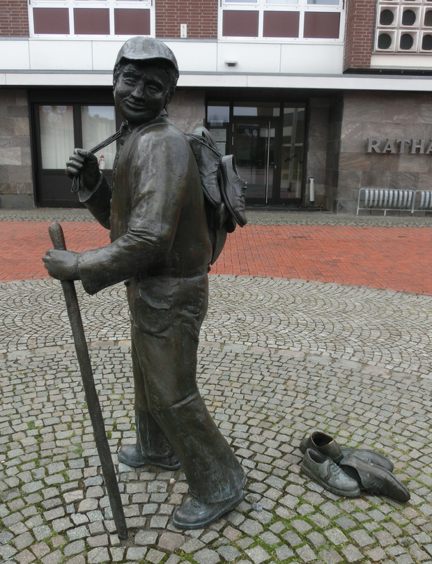 Die Bronzeskulptur des Schusters auf dem Marktplatz von Heiden (Foto: Altertumskommission/Schierhold).