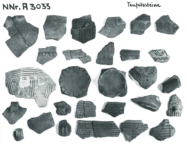 Fotodokumentation einiger Funde aus der Grabung 1932 (Foto: LWL-Archäologie/Archiv).